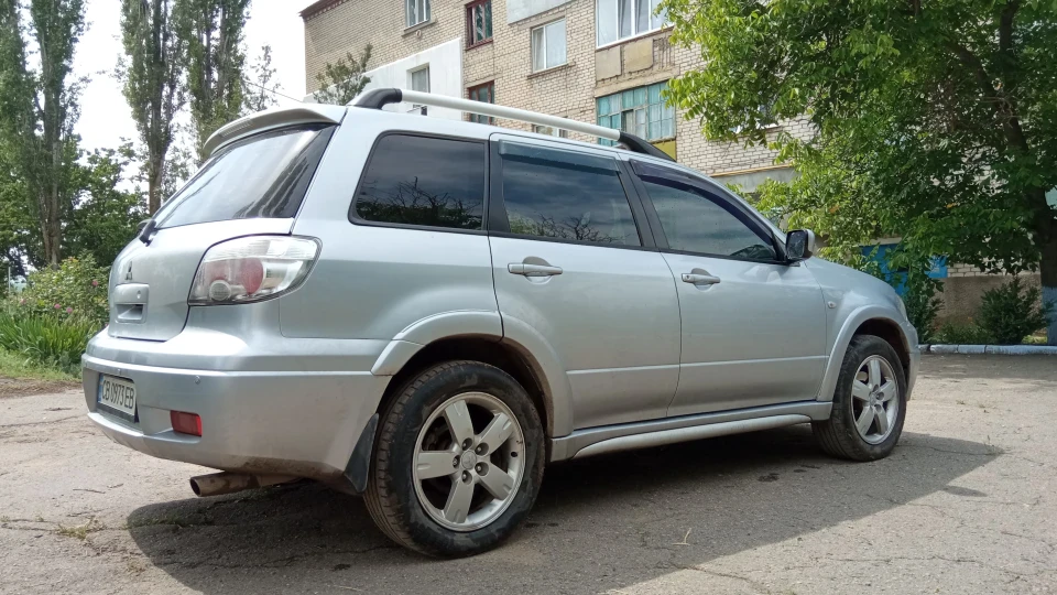 Mitsubishi Outlander Сріблястий металік 2,4 3
