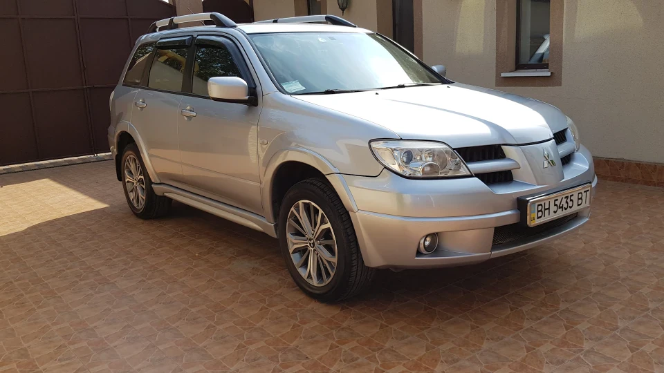Mitsubishi Outlander Silver Mustang 3