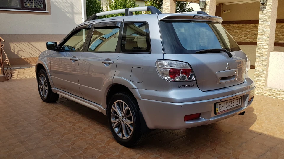 Mitsubishi Outlander Silver Mustang 4