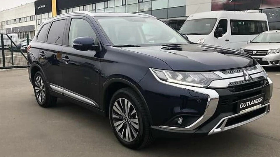 Mitsubishi Outlander ULTIMATE 2,4 CVT 2
