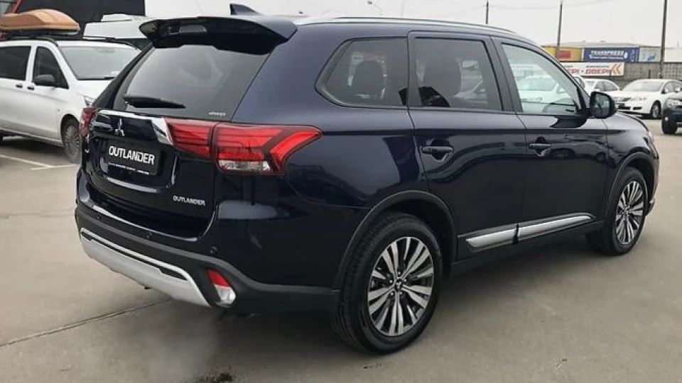 Mitsubishi Outlander ULTIMATE 2,4 CVT 3