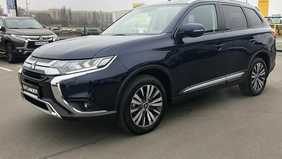 Mitsubishi Outlander ULTIMATE 2,4 CVT 4