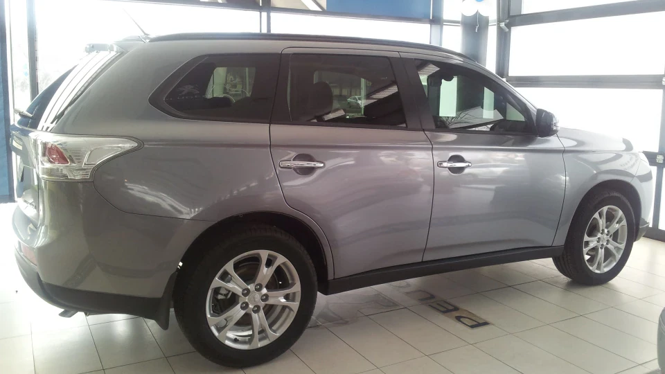 Mitsubishi Outlander Ultimate 4WD 2