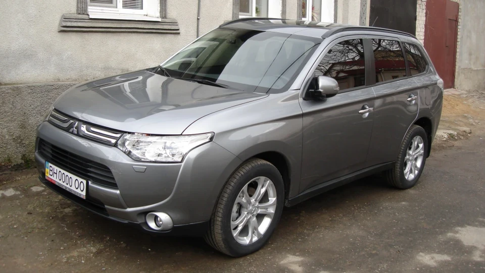 Mitsubishi Outlander Ultimate 4WD 3