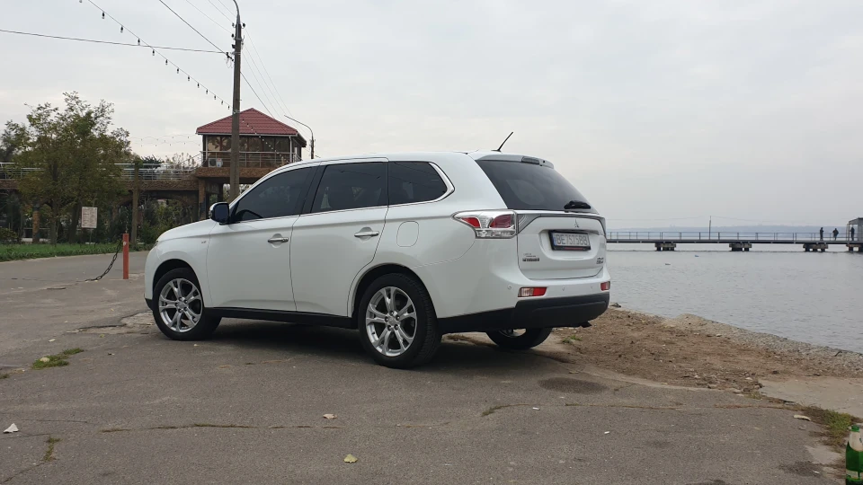 Mitsubishi Outlander V6 GT 2