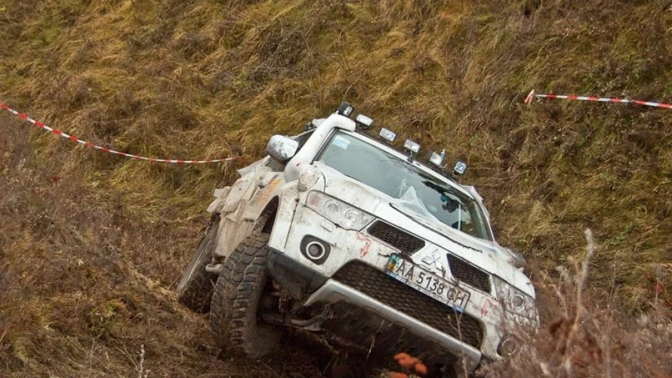 Mitsubishi Pajero Sport 2.5 TD Білий Бегемот 2