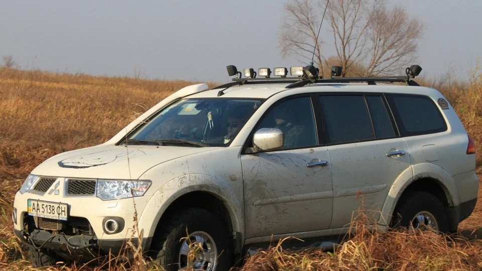 Mitsubishi Pajero Sport 2.5 TD Білий Бегемот 3