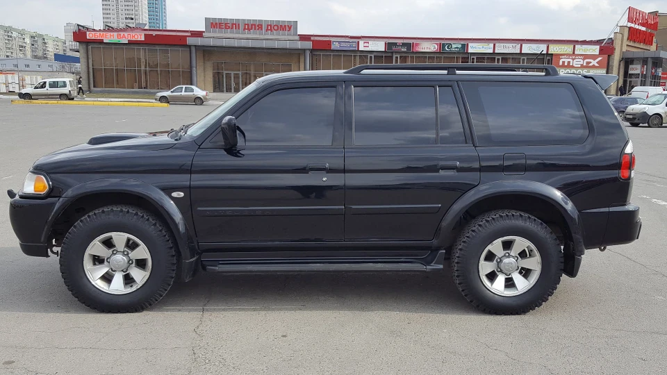 Mitsubishi Pajero Sport Black Sapphire