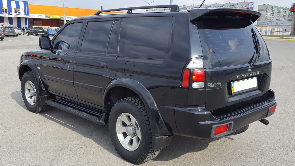 Mitsubishi Pajero Sport Black Sapphire 2