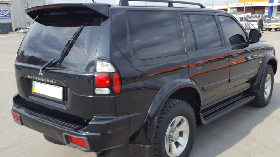 Mitsubishi Pajero Sport Black Sapphire 3