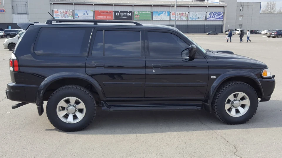 Mitsubishi Pajero Sport Black Sapphire 4