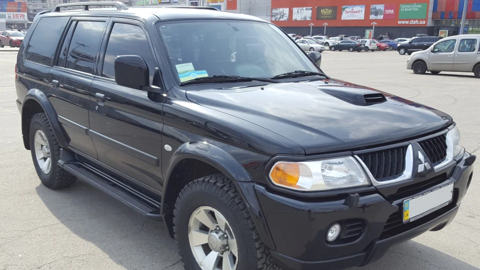 Mitsubishi Pajero Sport Black Sapphire 5