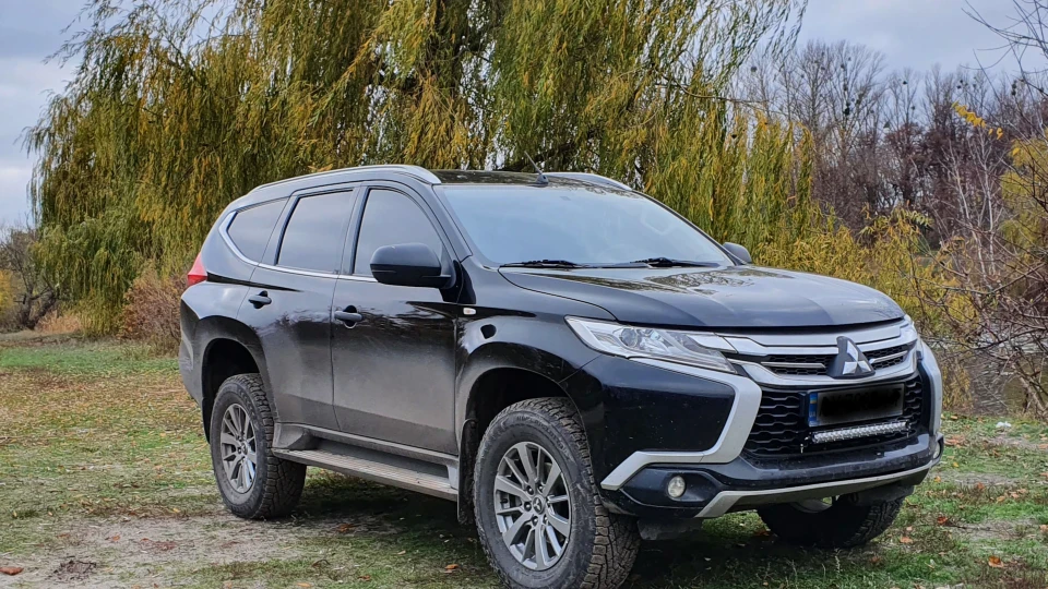 Mitsubishi Pajero Sport Чорний