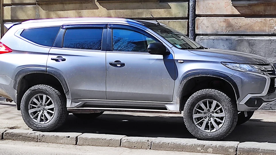 Mitsubishi Pajero Sport Сіроманець