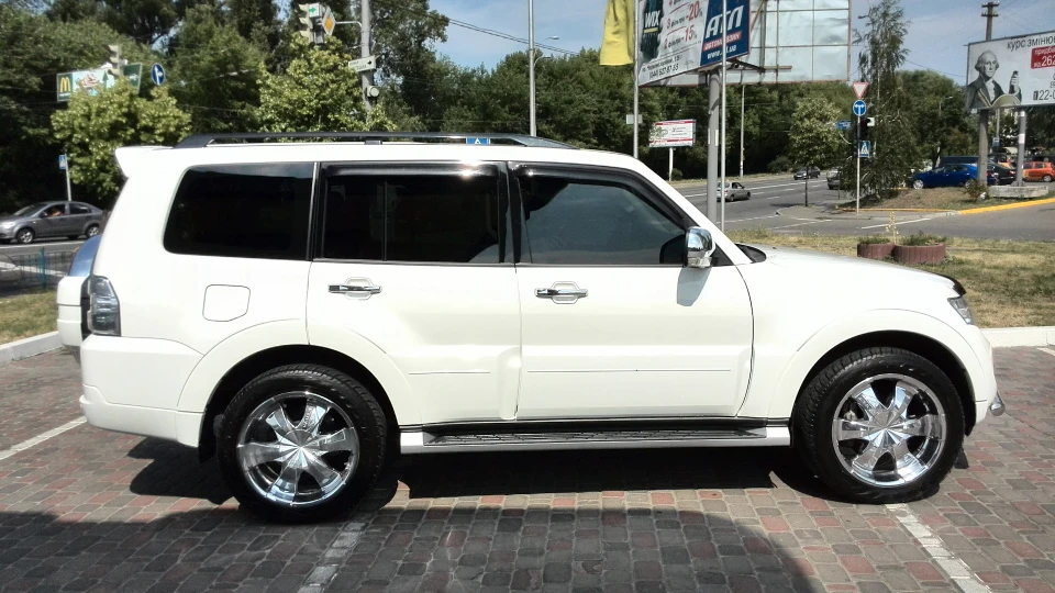 Mitsubishi Pajero 2