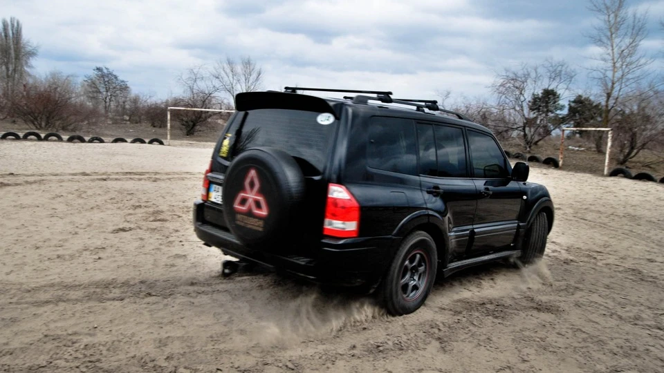 Mitsubishi Pajero Adventurer 4