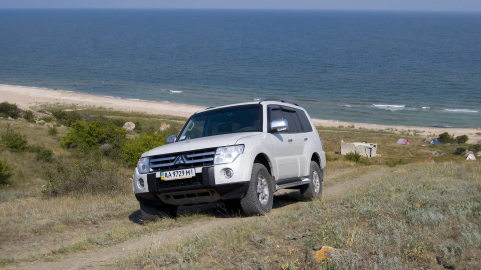 Mitsubishi Pajero Білий Жуж