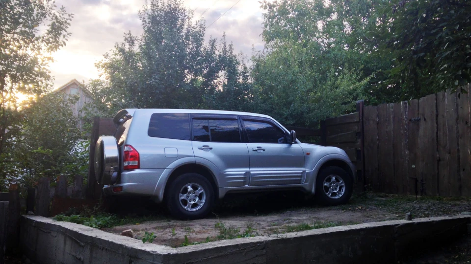 Mitsubishi Pajero Big Size 4
