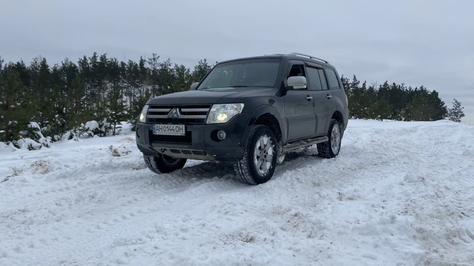 Mitsubishi Pajero BLACK 2