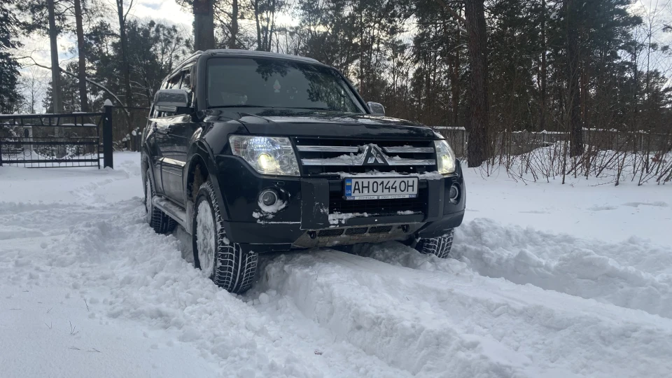 Mitsubishi Pajero BLACK 4