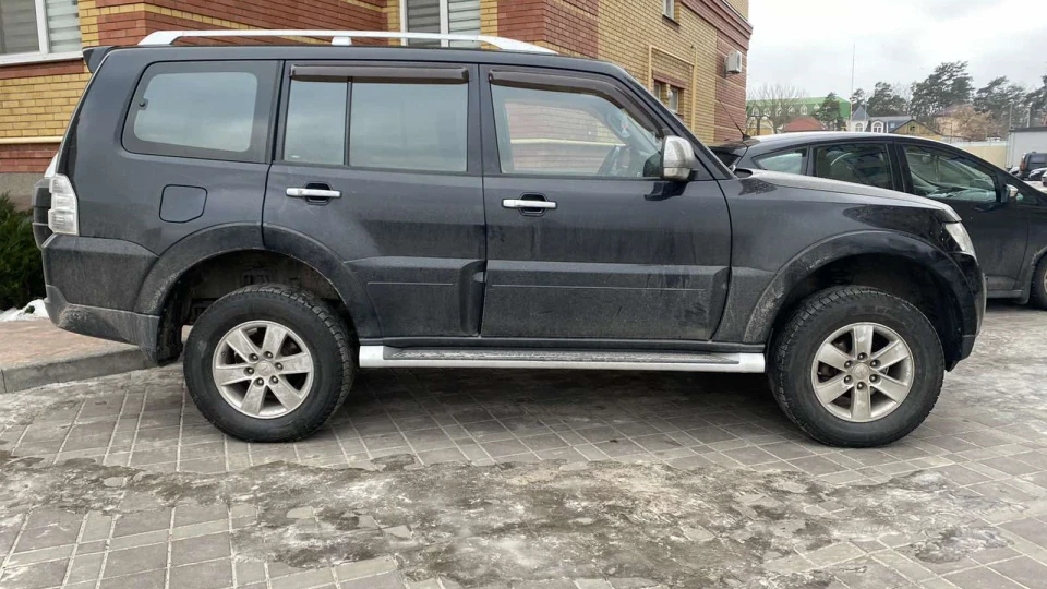 Mitsubishi Pajero BLACK 5