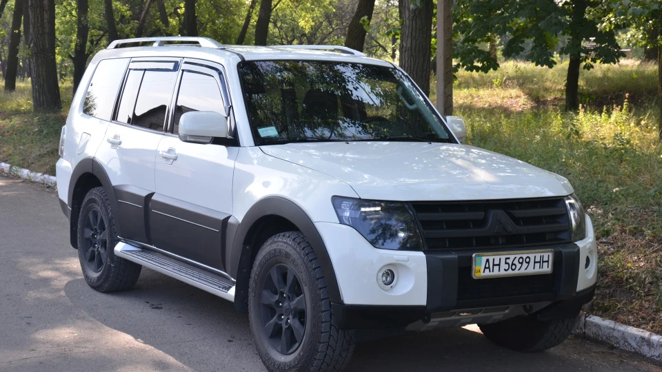 Mitsubishi Pajero black&white 2