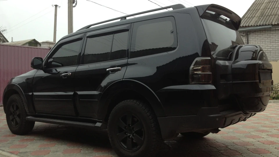 Mitsubishi Pajero чорний 3.0 5