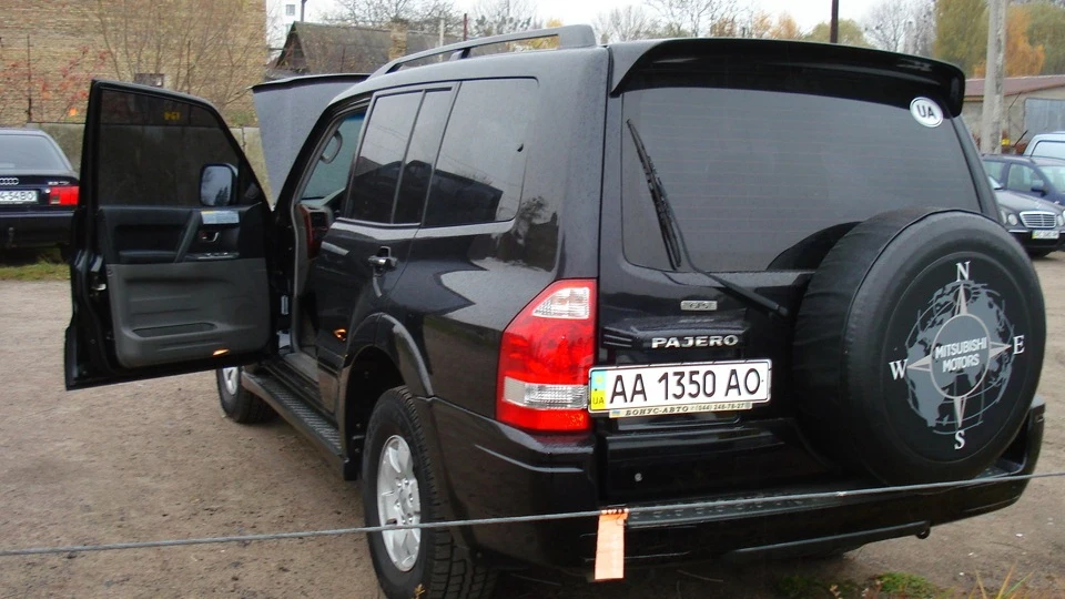 Mitsubishi Pajero Чорний трудяга 3