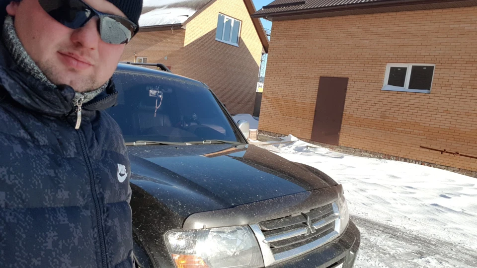 Чорний Mitsubishi Pajero 2