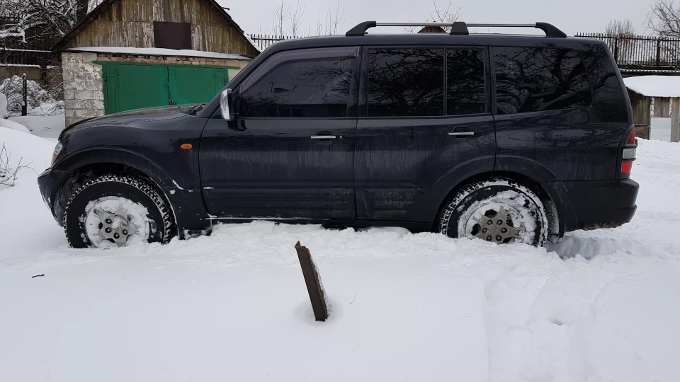 Чорний Mitsubishi Pajero 3