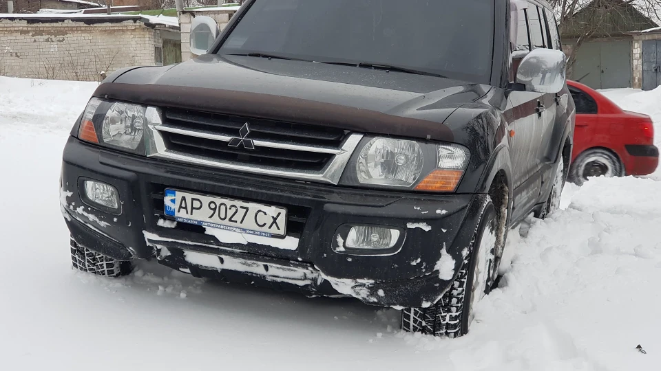 Чорний Mitsubishi Pajero 4