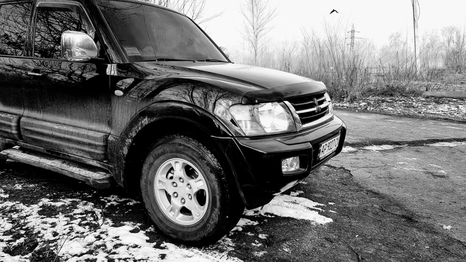 Чорний Mitsubishi Pajero 5