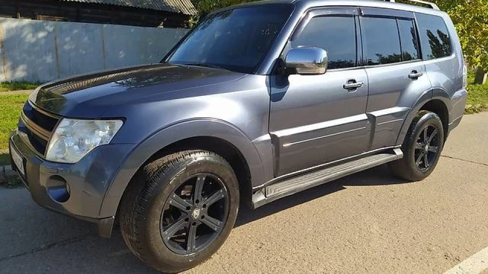 Mitsubishi Pajero сірий БЧД 2