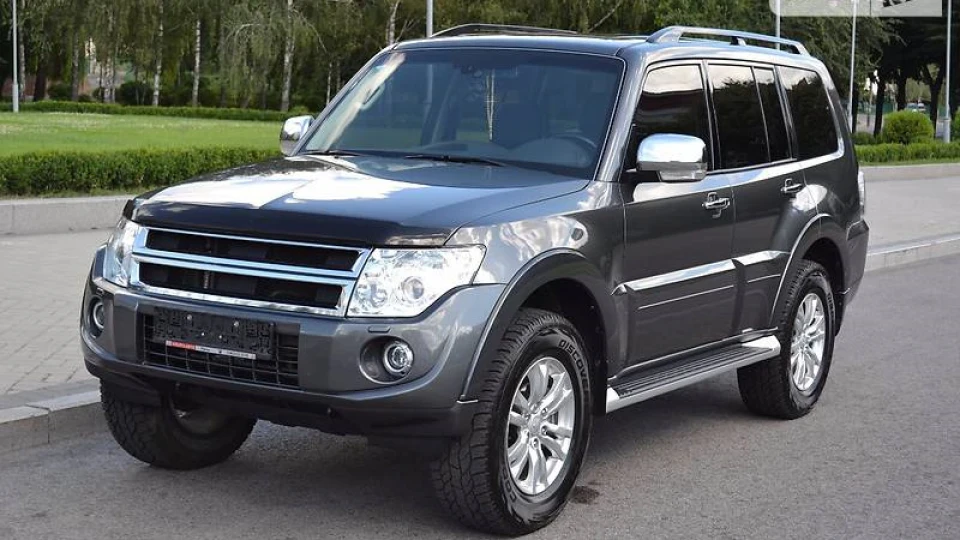 Mitsubishi Pajero темно-сірий металік 3.2
