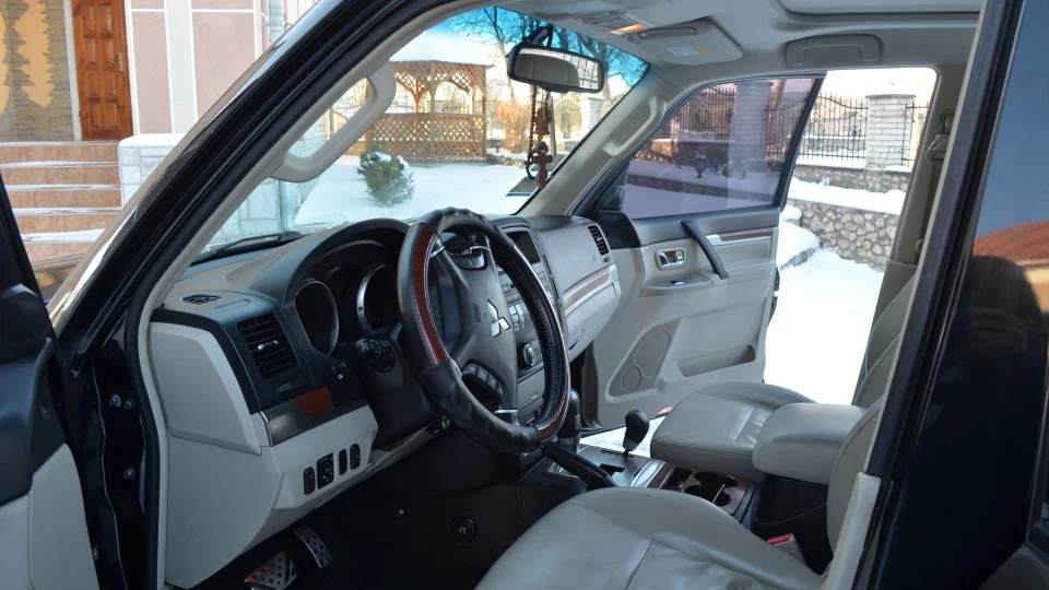 Mitsubishi Pajero V6 2