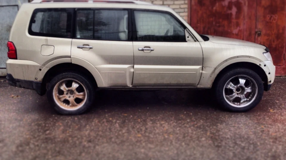 Mitsubishi Pajero Yellow Submarine