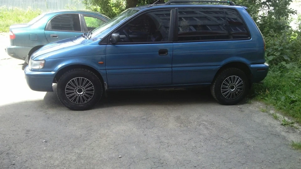 Mitsubishi Space Runner 3