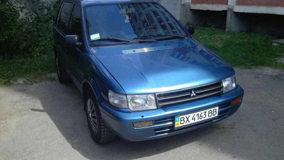 Mitsubishi Space Runner 4