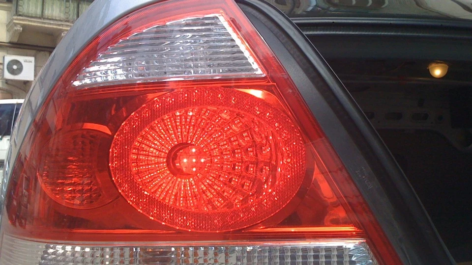 Nissan Almera Classic Тримається на скотчі 4