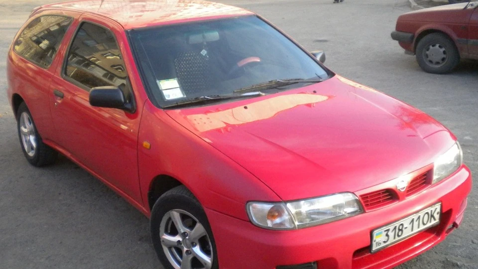 Nissan Almera червоненька