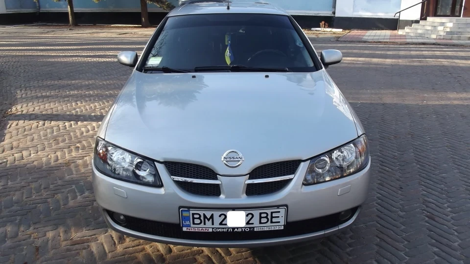 Nissan Almera "silver hatchback" 3