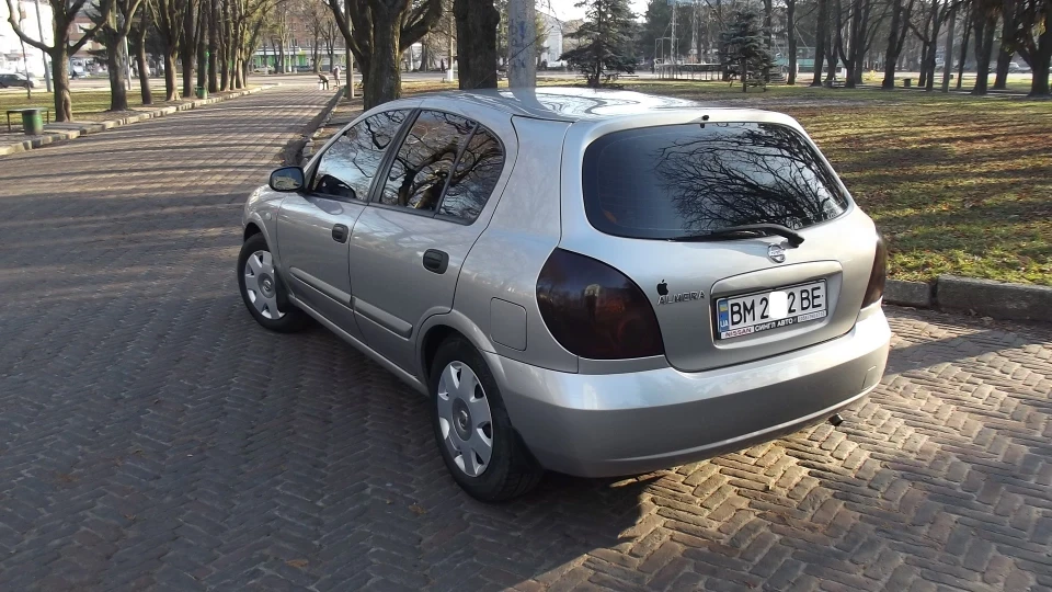 Nissan Almera "silver hatchback" 4