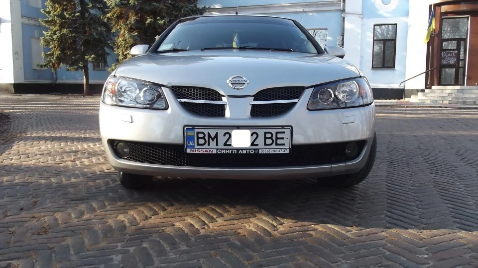 Nissan Almera "silver hatchback" 5