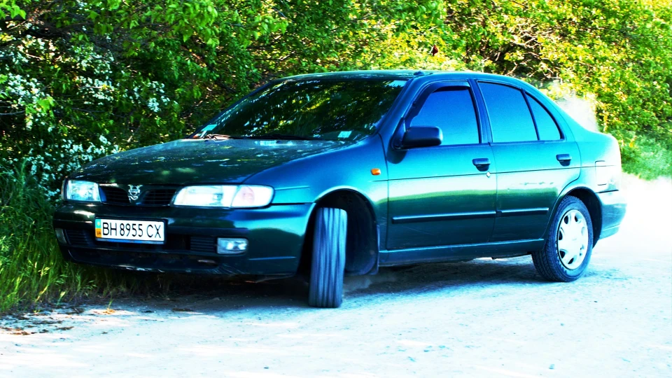 Nissan Almera SLX 1.6 - Зеленуша