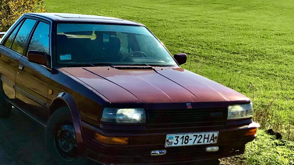Nissan Bluebird Червоний седан 2.0 2