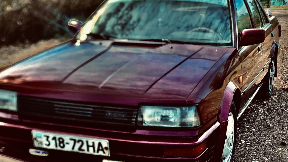 Nissan Bluebird Червоний седан 2.0 3
