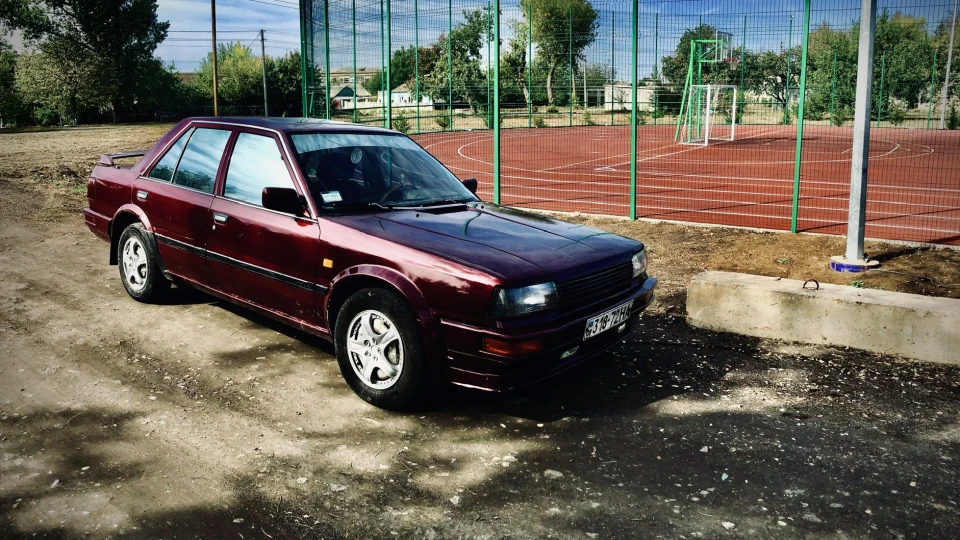 Nissan Bluebird Червоний седан 2.0 4