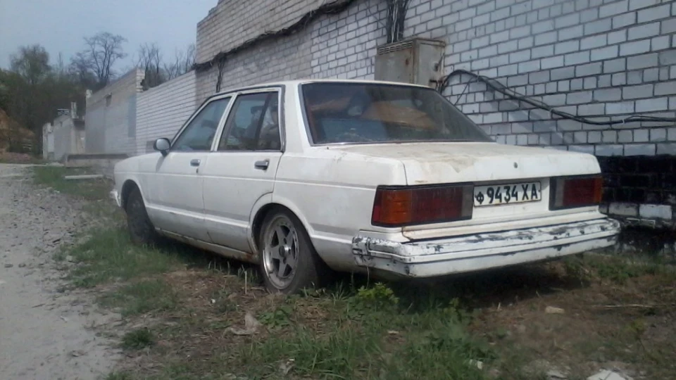 Nissan Bluebird поджопник у процесі