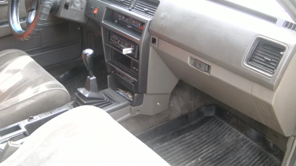 Nissan Bluebird зелений металік 3