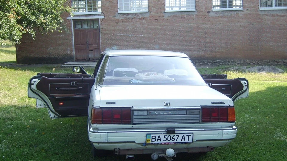 Nissan Cedric бежевий VG20E